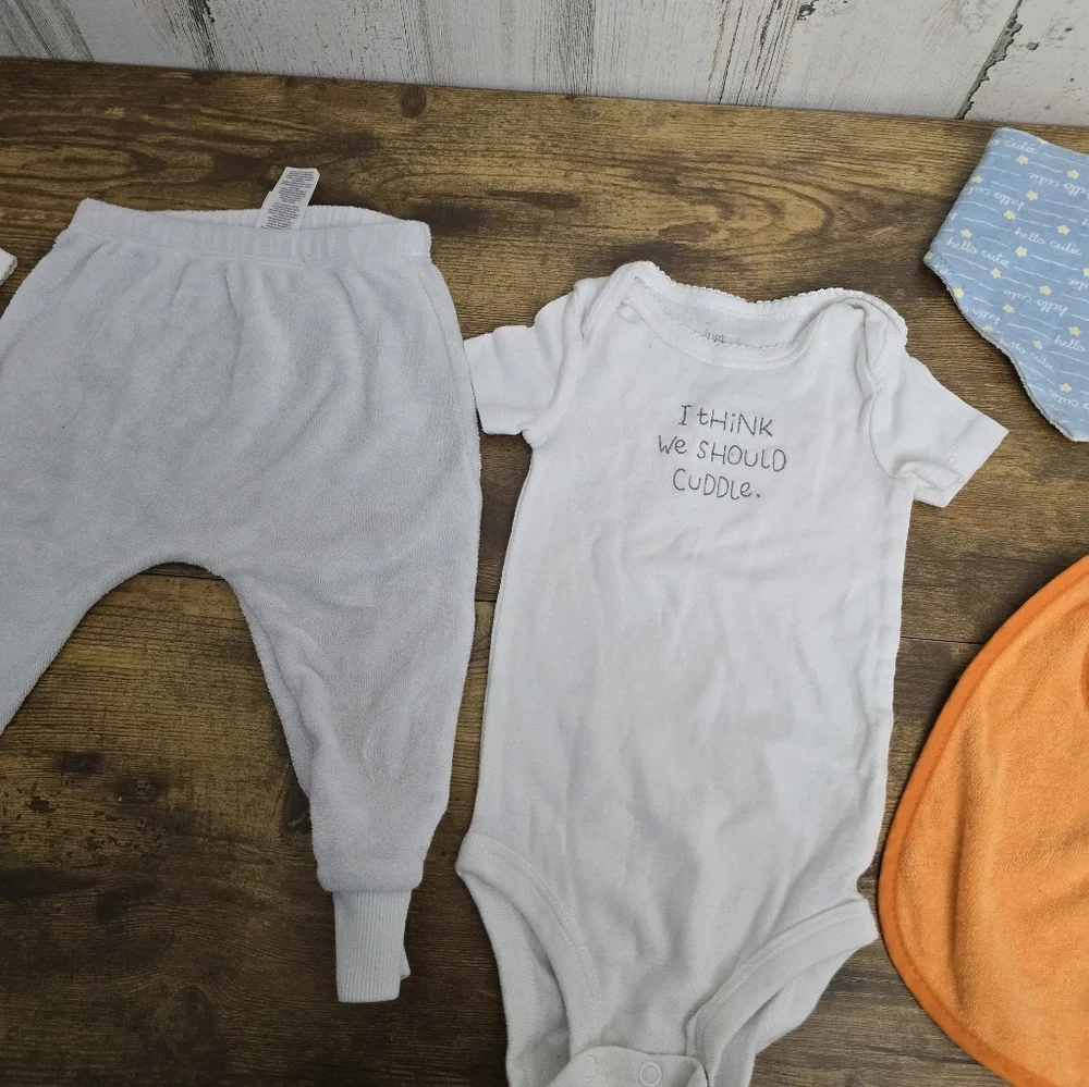 Baby Clothing Set with Onesies and Bib Gender Nuteral Size 6-9M